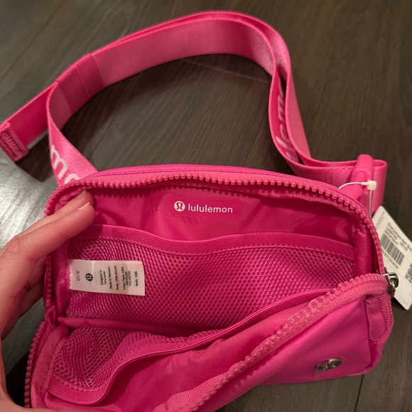 NWT Sonic Pink / White Logo Lululemon Everywhere Belt bag 1L - Picture 5 of 7